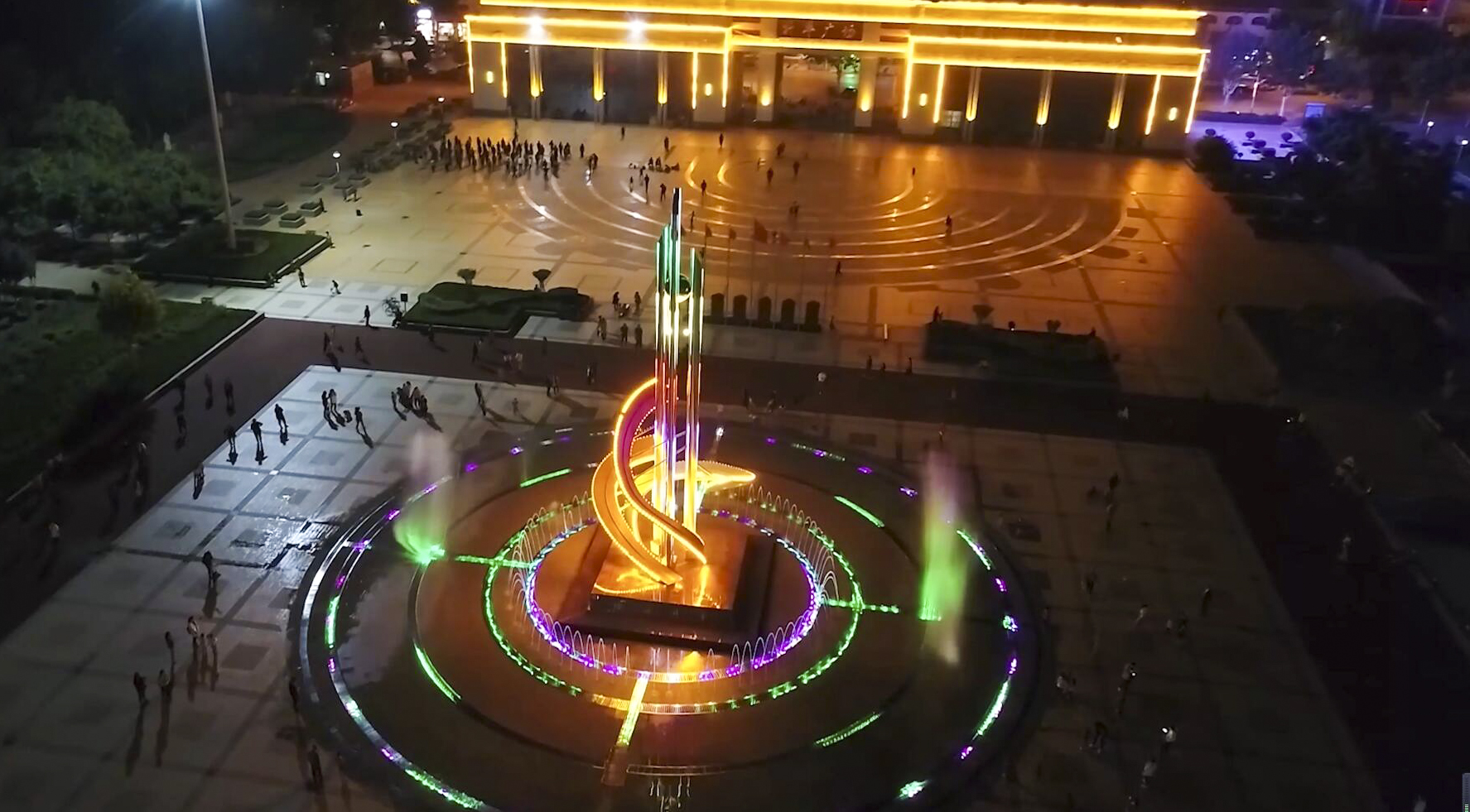 家庭成员聚餐的场景