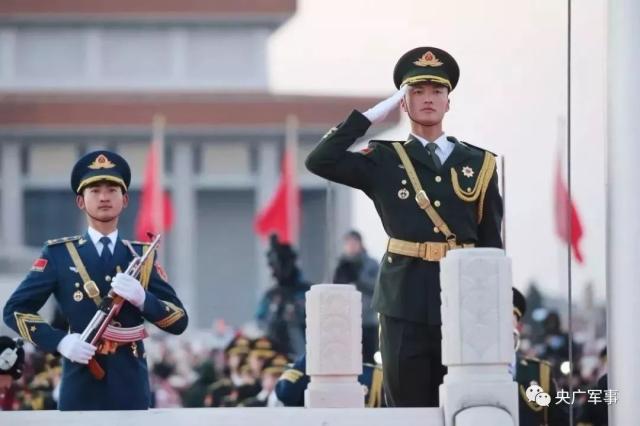 国旗护卫队转隶中国人民解放军后,郭凤通担任首位执行天安门广场升旗