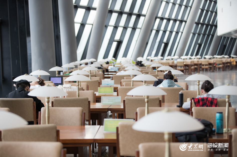 济南市图书馆恢复开放首日700人预约来看书