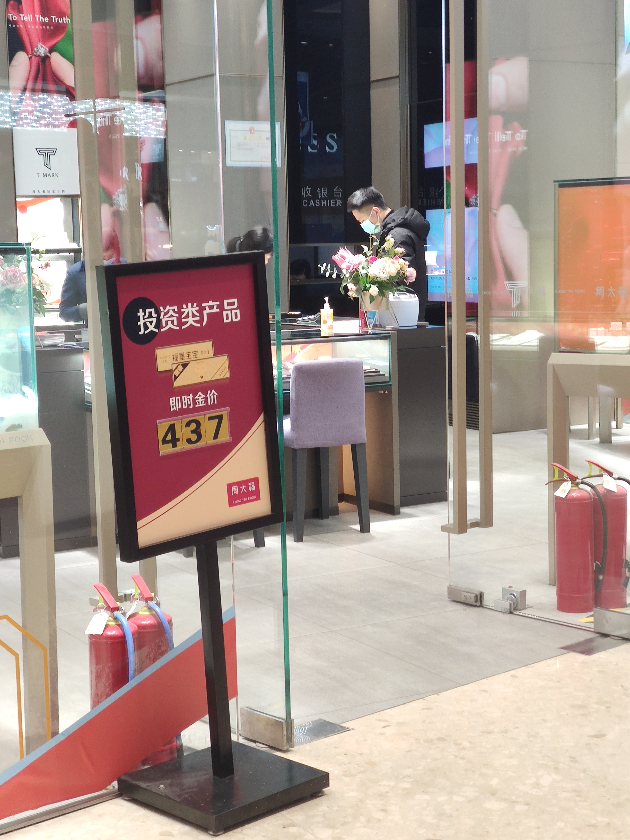 节前黄金卖火了！这事可以有：每年买入100克,10年收益17万！