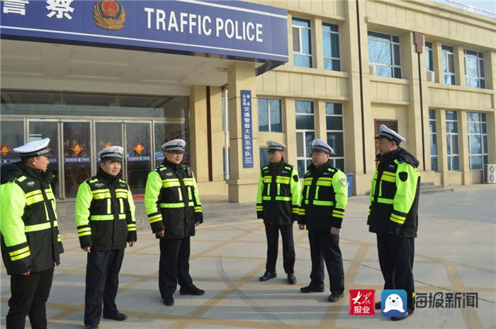 单县公安局交警大队开展浮龙湖景区安全宣传活动