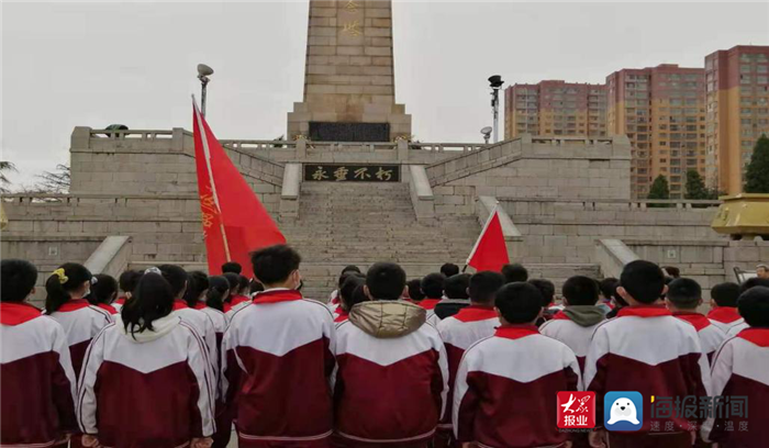 单县报道 4月1日,单县胜利路实验学校组织学生前往湖西革命烈士陵园