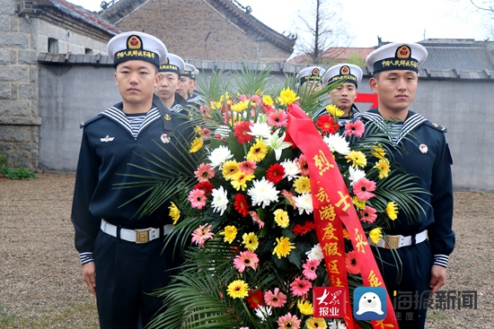 国歌唱毕,全体人员在安哲烈士纪念碑前脱帽肃立,向为民族独立,国家