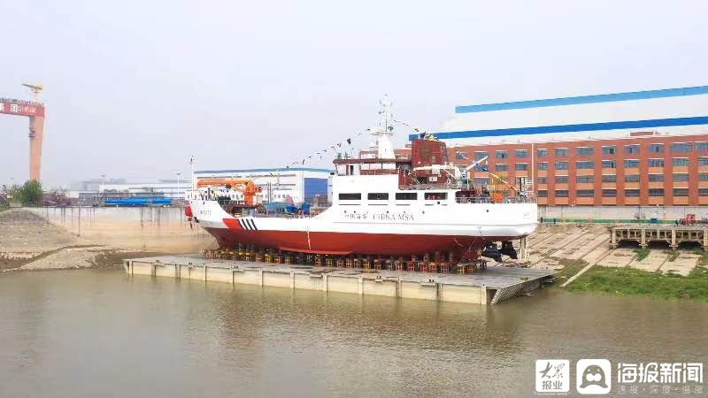 我国首艘具有破冰功能的大型航标船“海巡156”轮在武汉下水