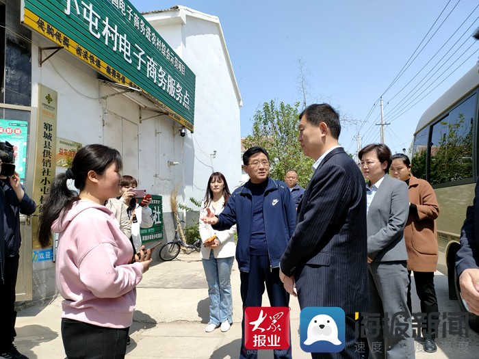 李效谨  郓城报道   4月18日,郓城县委书记姜凌刚现场调研电子商务