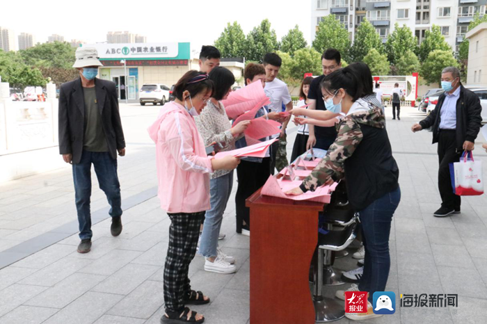 菏泽新闻 活动现场,工作人员通过设置展台,发放宣传资料,现场解读等