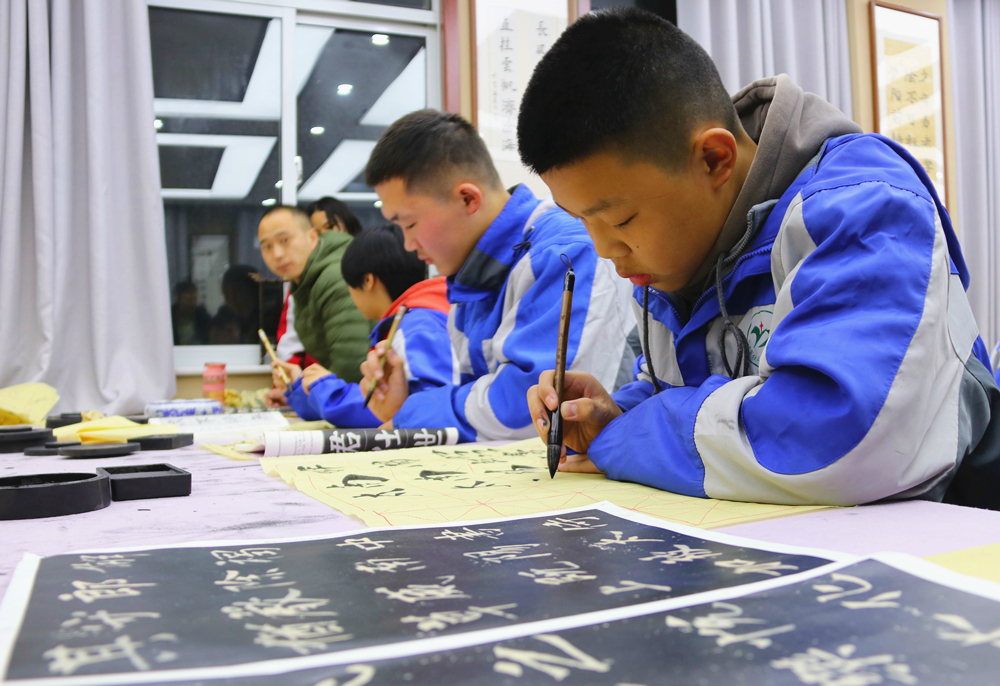牡丹区长江路中学的学生在练习书法