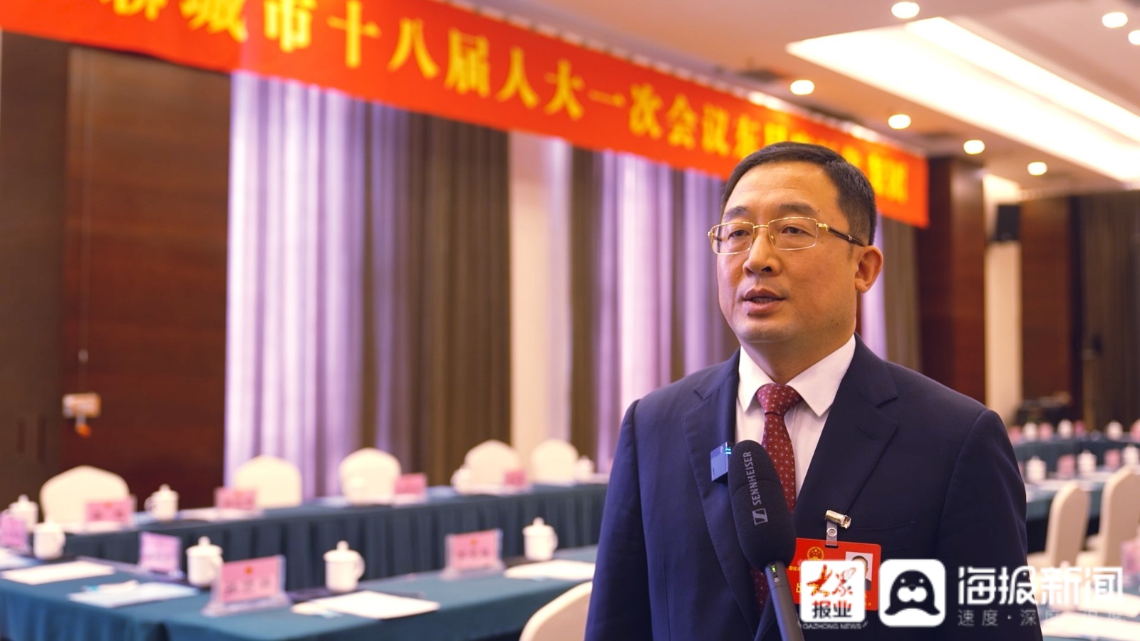 聊城市人大代表,东昌府区委副书记,区长江绍华在接受大众网·海报新闻