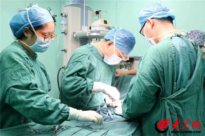 泰安市妇幼保健院外一科成功为早产患儿实施回肠双腔造口及输液港植入术