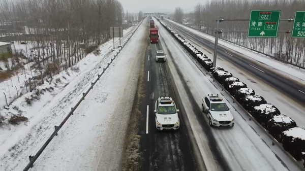 山东省内高速公路逐渐恢复通行 暴雪后高速交警压速带路护航