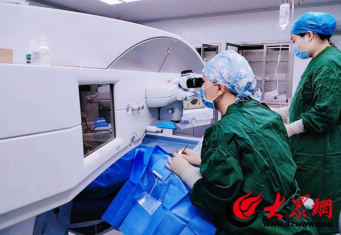 近视和散光常共存源于眼球结构改动。眼镜、隐形眼镜可纠正