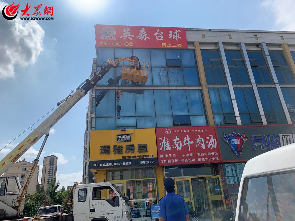 星空体育：青岛西海岸新区辛安街道：排查户外广告严把高空“安全关”