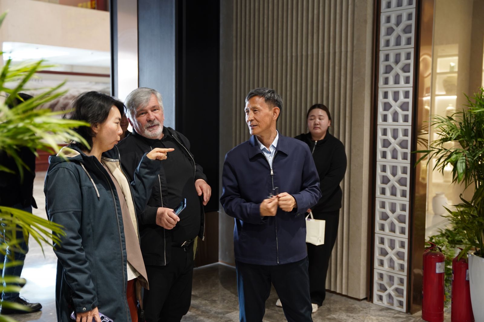 雷火竞技平台文化共鸣与技术交融：硅元国瓷携手罗森塔尔清华共绘陶瓷新篇章(图1)