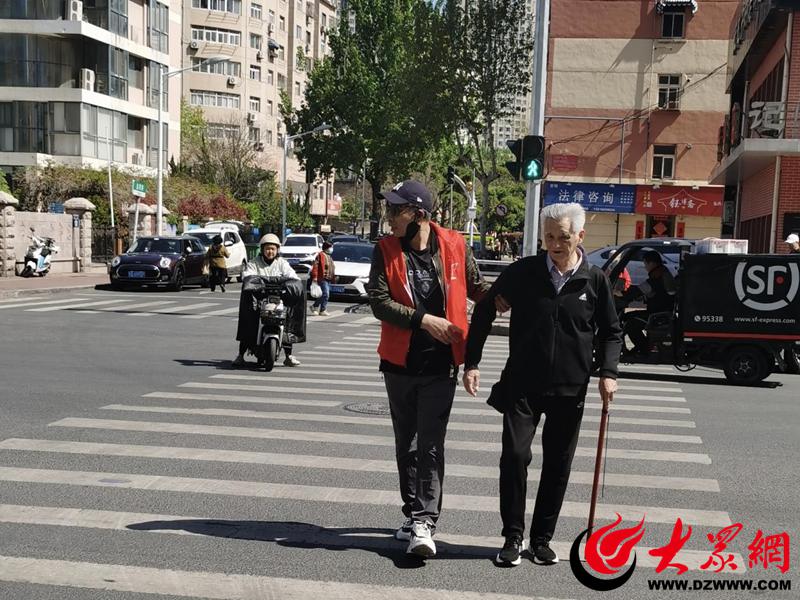 星空体育注册市北区辽宁路街道“志愿红”暖心服务保障重大活动(图2)