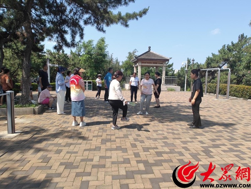 市北区水清沟街道河清路社区“毽子飞舞聚合力”公益岗踢毽子友谊赛欢乐上演(图1)
