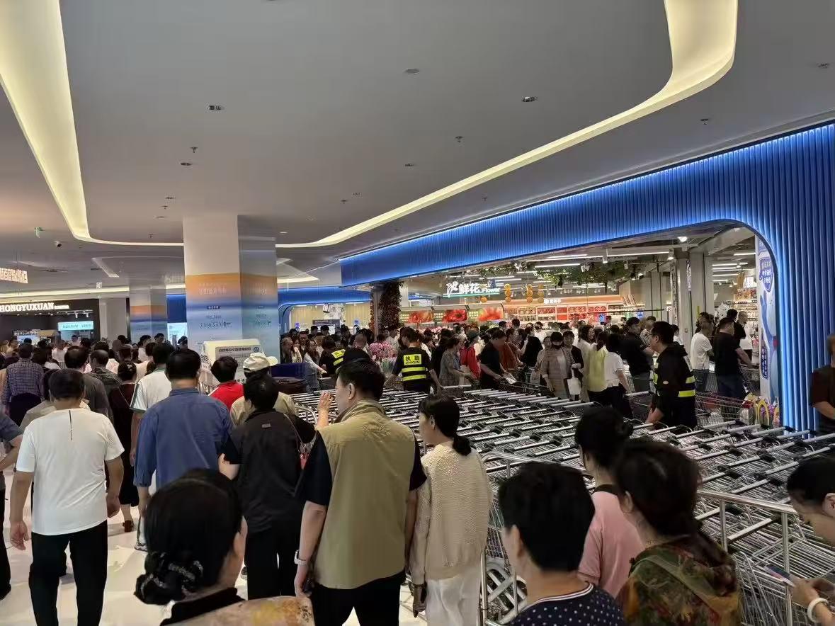 Hema Fresh Longkou的第一家商店开业，携带甜点，博